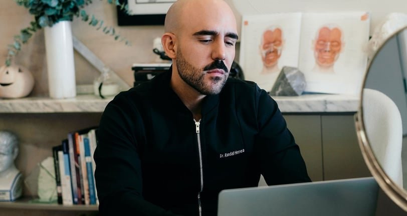 Dr. Randall Herrera trabajando